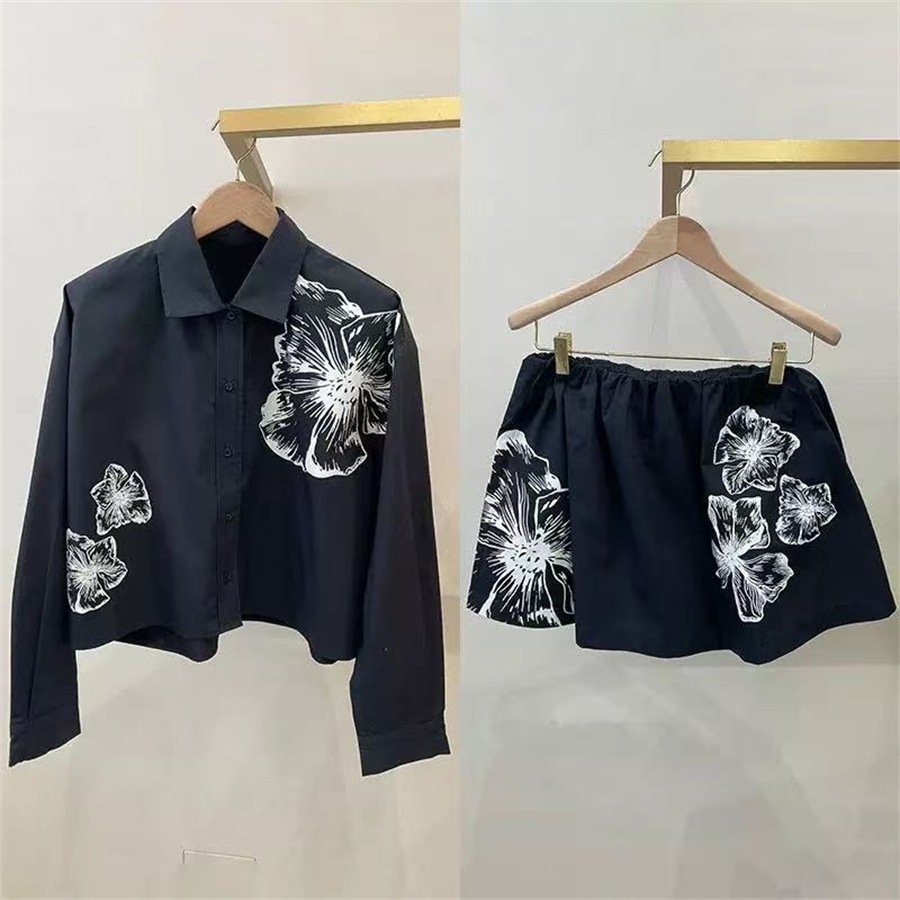 Romper Floral Print - ชุดเสื้อเชิ้ตพิมพ์ลายดอกไม้สีขาวสุดโรแมนติกและกระโปรงสั้น สำหรับฤดูใบไม้ผลิและฤดูร้อน ผ้าฝ้าย แขนยาว คอปกสไตล์เกาหลี ลุคสบายๆ